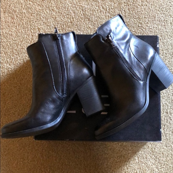 7.5 W Naturalizer Ankle Boot - Picture 4 of 7